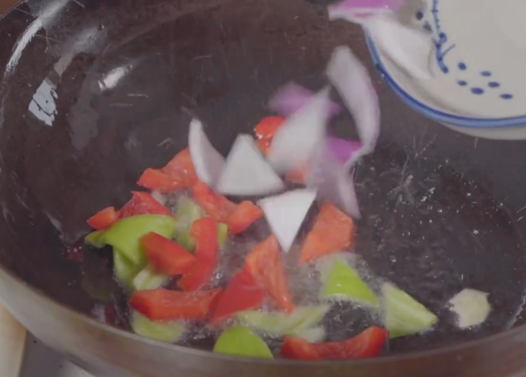 图片[6]-厨师长教你做凤梨虾球虾球上浆不能太厚酸甜可口有妙招-起舞食谱网