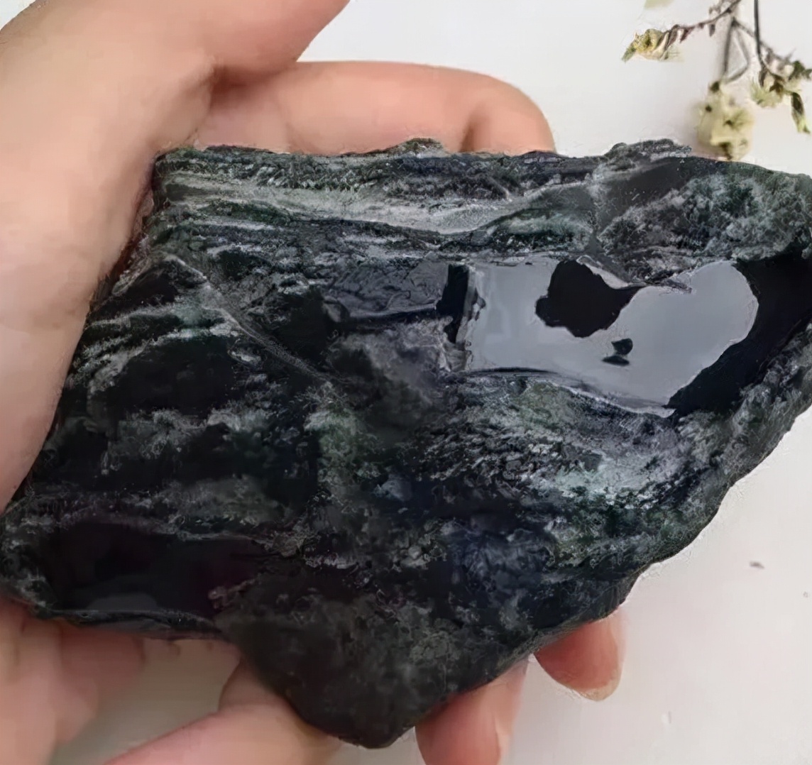 莫西沙翡翠原石切出难得一见的墨翠成品惊艳
