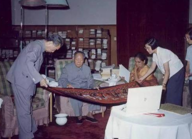 她是世界首位女总理，铁腕执政40年，访华受毛主席亲切接见