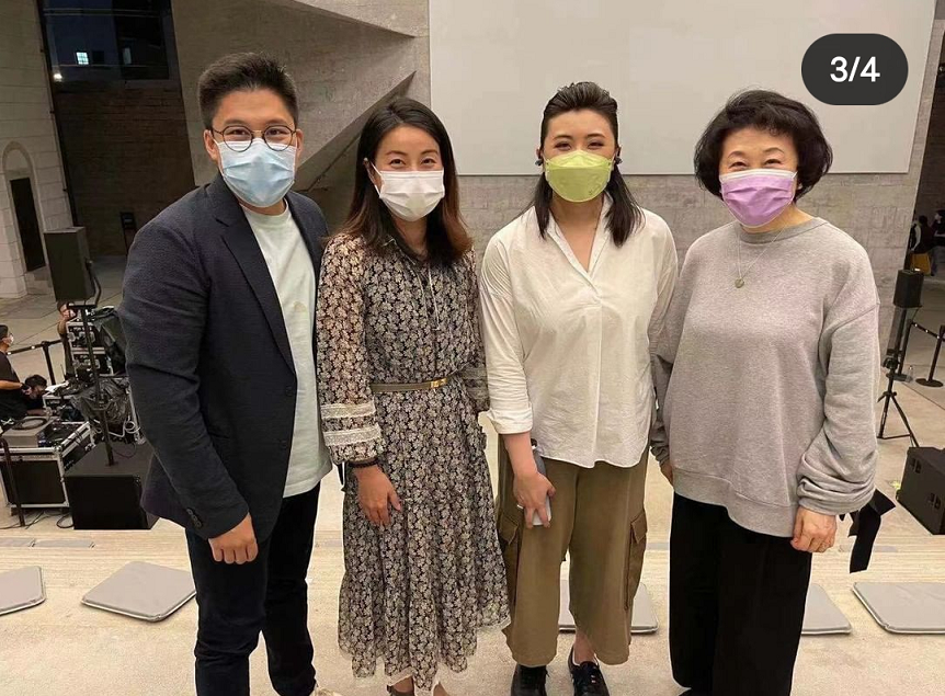 霍啟剛夫妻看音樂劇，郭晶晶罕穿仙女裙顯滄桑，常年跳水致細紋多