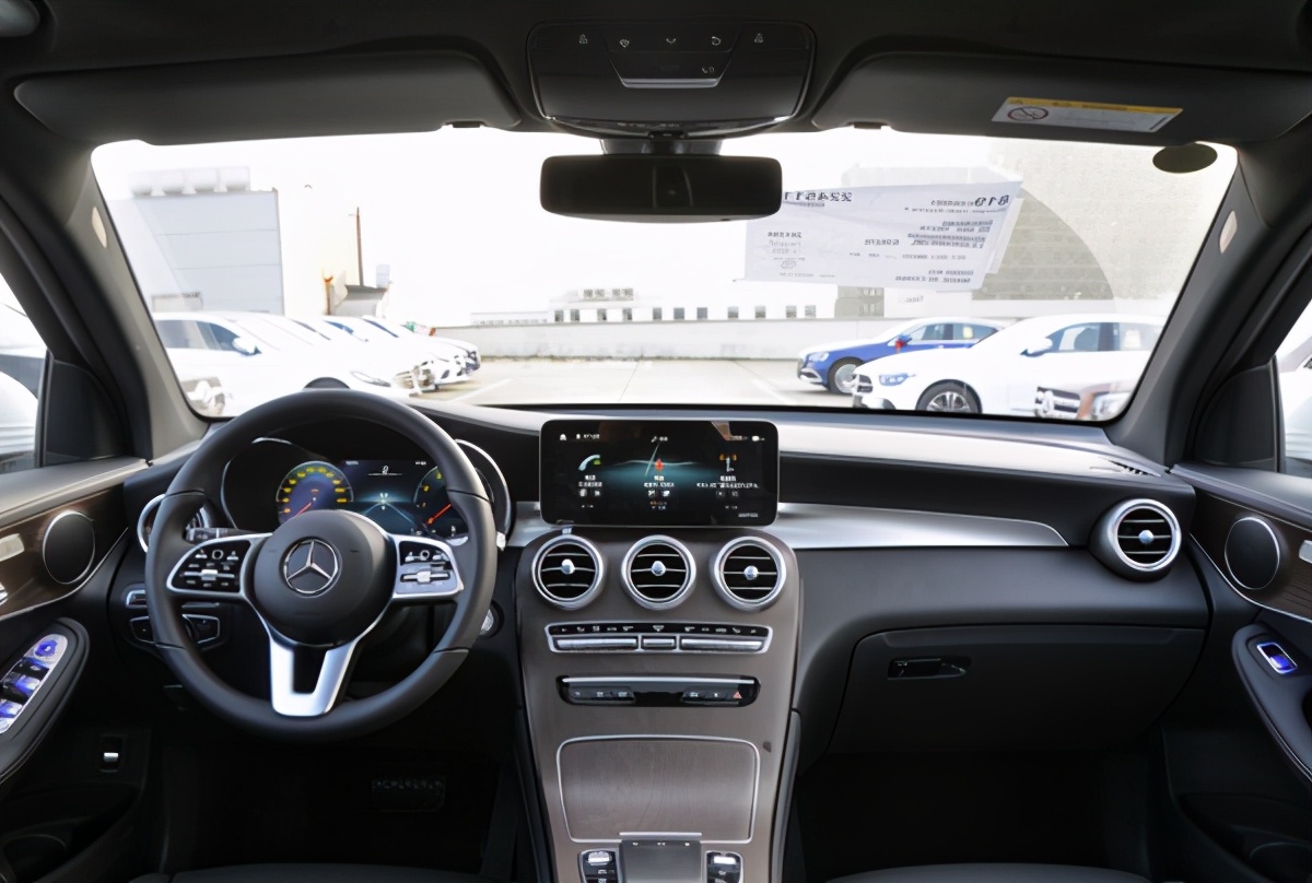 全新奔驰GLC，2973毫米长轴距，内饰很优雅，你喜欢么