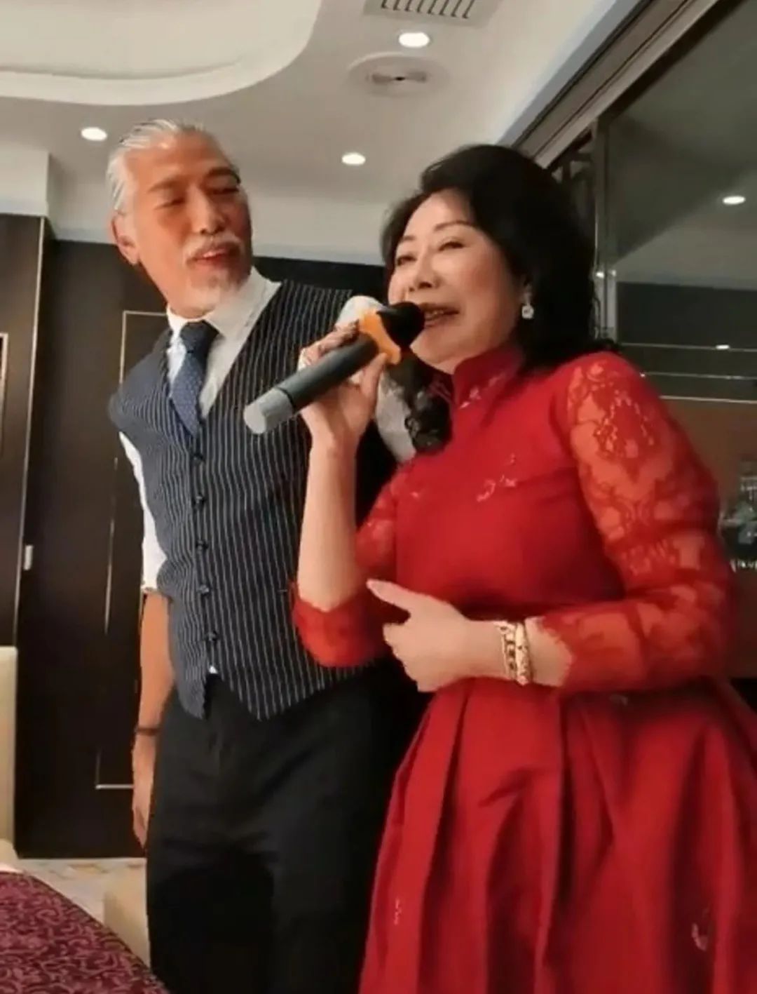 型！57歲東升耀揚(yáng)“烏鴉”出席澳門飯局，發(fā)須全白與紅裙女合唱