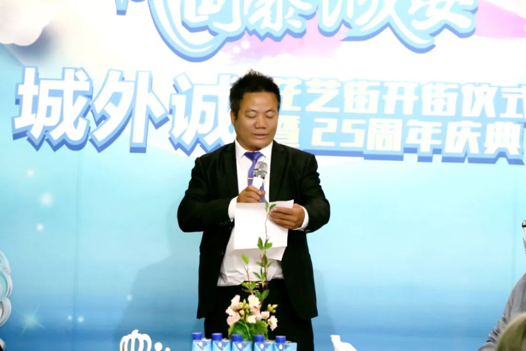“花艺街”入住家具馆     25岁城外诚转行变花商？