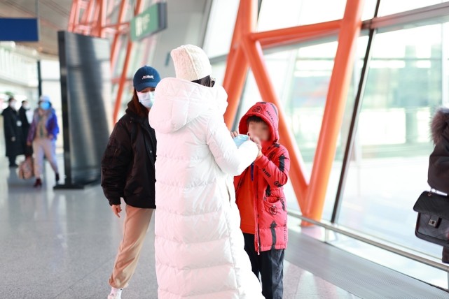 黃聖依帶小兒子現身貴氣有範，4歲安麟自推行李乖巧懂事