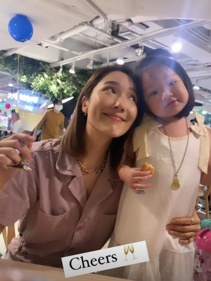 李亚男晒迪士尼度假照，王祖蓝将女儿扛在肩膀上，爸爸力max