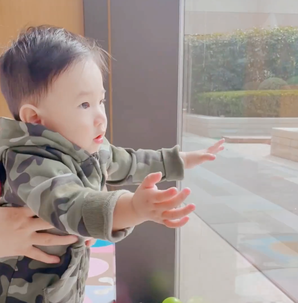 陈小春基因太强大！应采儿晒两儿子视频，身穿