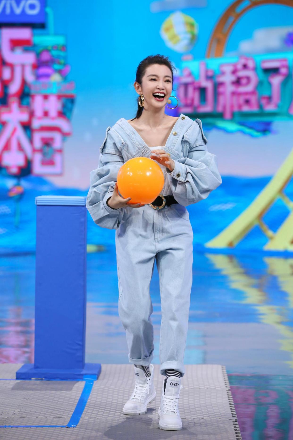 李冰冰少女感真强，小辫子演绎出甜美清新范儿，70后美成90后