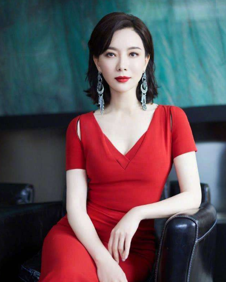 陈数老公深夜晒照，和女子亲密“背后杀”，火速回应：是亲表妹