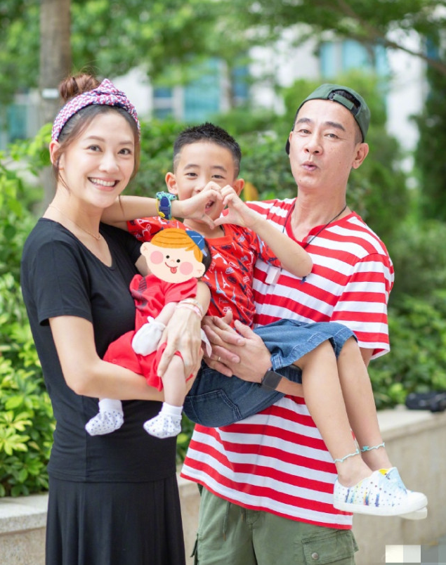 应采儿晒妈妈与二胎儿子合照，应妈抱外孙笑开花，祖孙同框超有爱