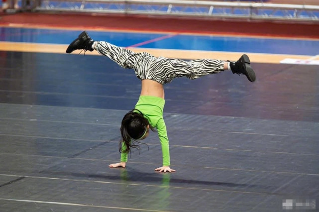 小S女儿秀倒立一字马，练出腹肌眼神坚定自信，妈妈直呼是碧昂丝