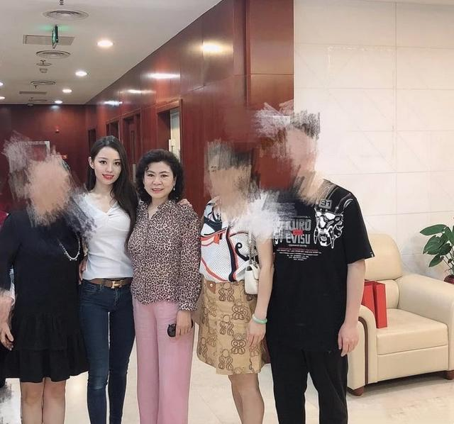 郎朗妈妈罕见露面！一袭粉色长裙配卷发好时髦，气质出众如贵夫人