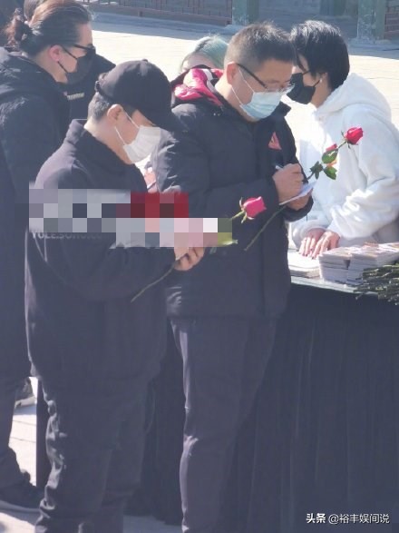 Star of congregation of Zhao Yingjun mourn over a person's death is sent off! The spot is filled up with " guitar " wreath, phonate of Xue Zhiqian cry bitterly