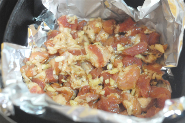 我家五花肉从不红烧，淋一勺酱油，不炒也不炖，一大盘不够吃