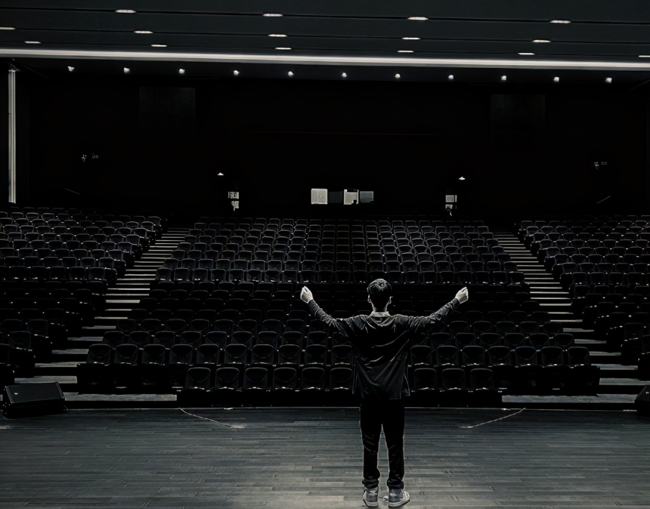 13歲天天曬照支持張亮話劇，身高超170，背影和爸爸分不清