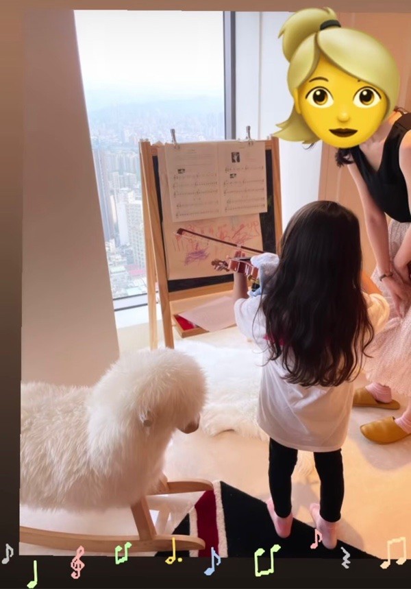周杰倫女兒學習小提琴，長捲髮淑女樣超可愛，房間佈置豪華溫馨