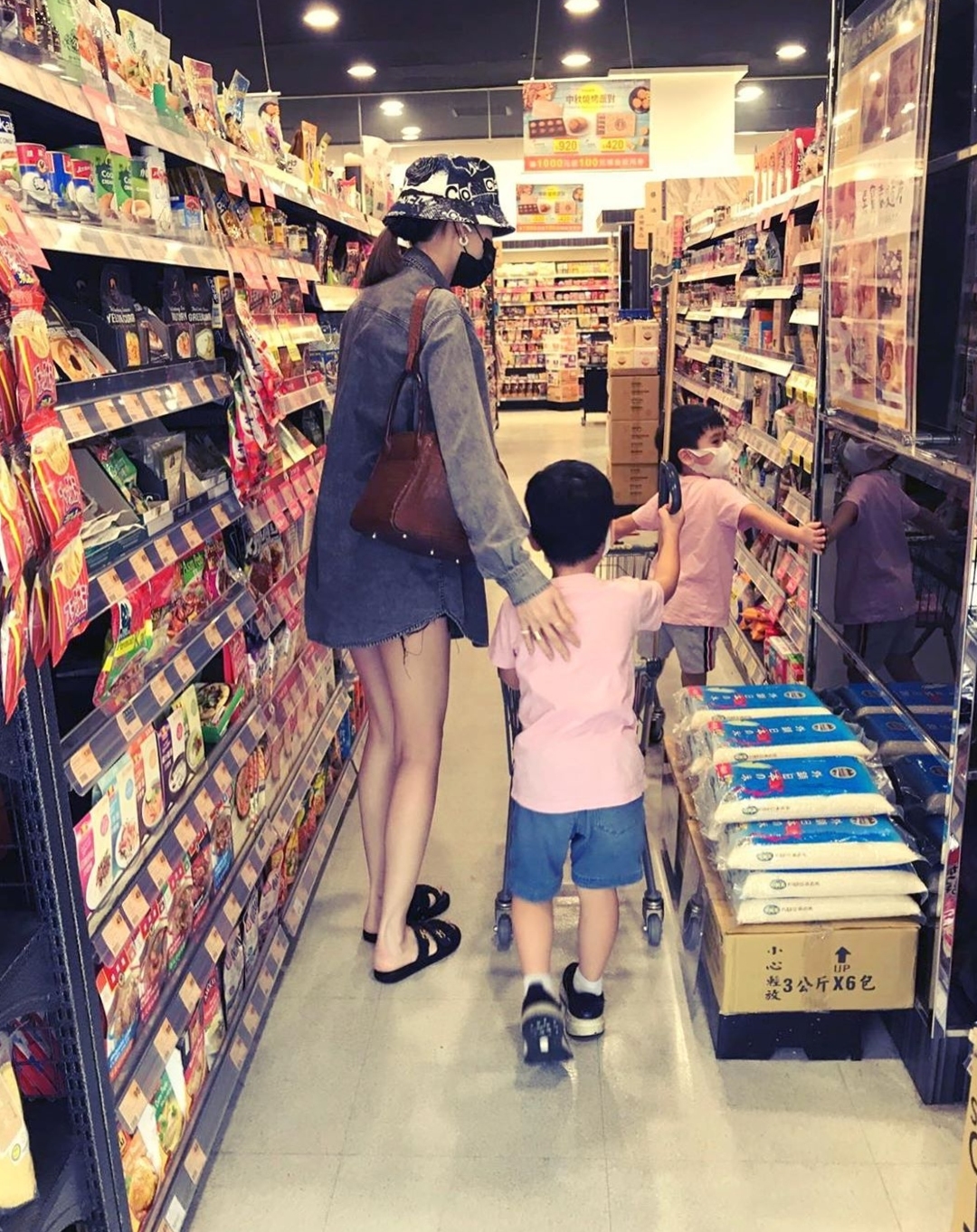 陈若仪带双胞胎儿子逛超市，双子星自己推车，帮妈妈提袋子超懂事