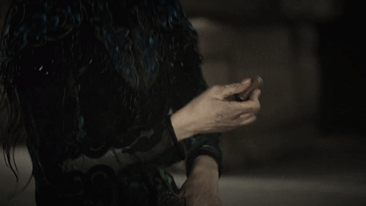 Take 19 champion repeatedly, "Hold in both hands red " 3 actors, " Si Teng " by what so " horizontal " ? 