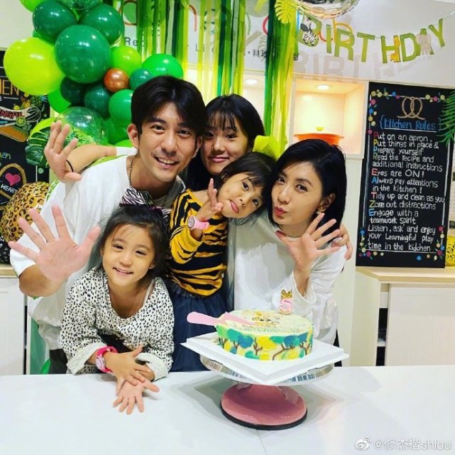 修杰楷带仨女儿玩，父女四人游泳，搞怪自拍，贾静雯忙因工作缺席