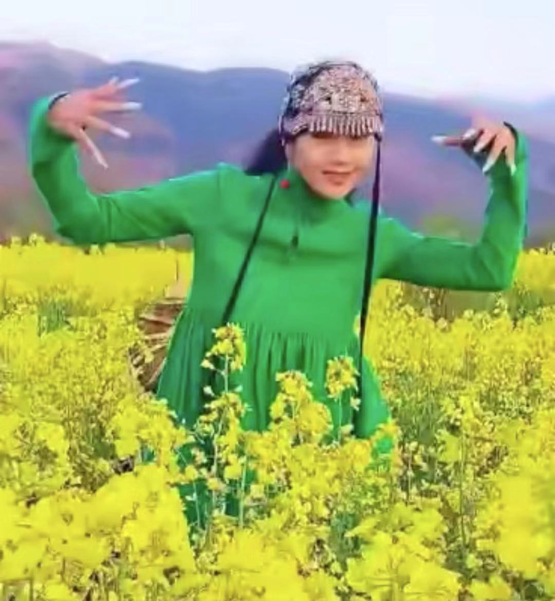 63岁杨丽萍，油菜花田热舞引争议，网友：没有美感，踩坏油菜花