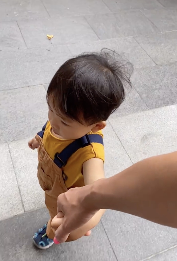 蔡少芬闢謠治病後心情好，騎單車攜子溜達過六一，魚蛋練功萌態足