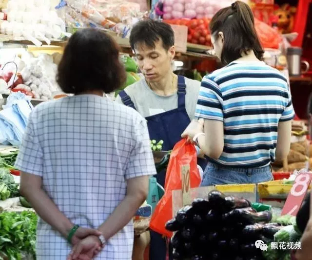 香港街头明星遍地走，陈慧琳买菜，陈奕迅赤膊上街，最服谢霆锋！