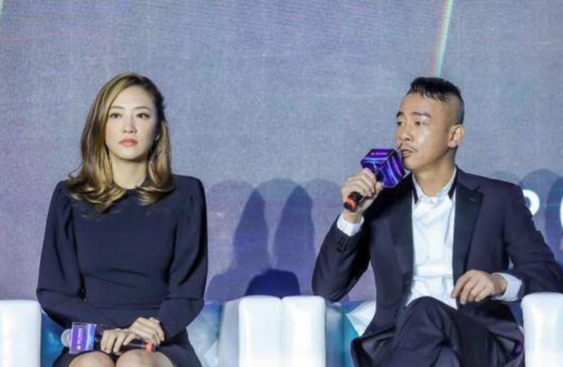 應采兒接兒子Jasper放學被拍，手拿漢堡超寵孩子，當眾跳舞很賣力