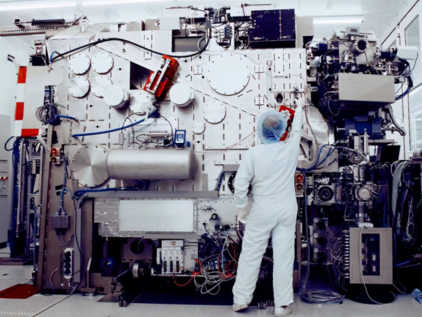 中芯国际花费77亿元拿到光刻机，为何美国会开“