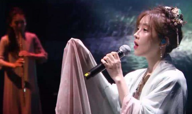 同是主播出身，周深被热捧而冯莫提被人嘲，乐