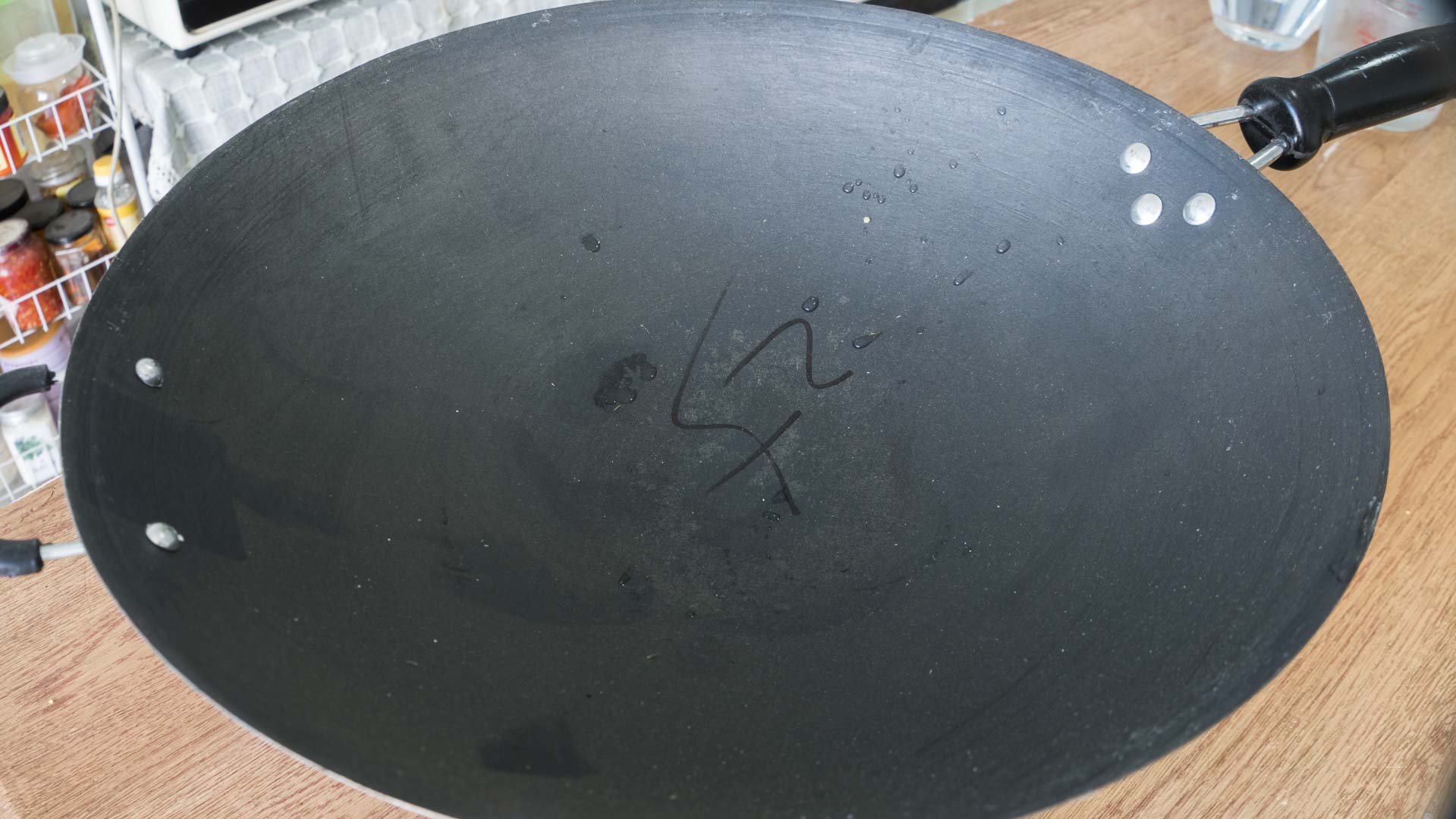 新鐵鍋千萬別直接用，教你正確的開鍋方法，不粘鍋不生鏽，特實用