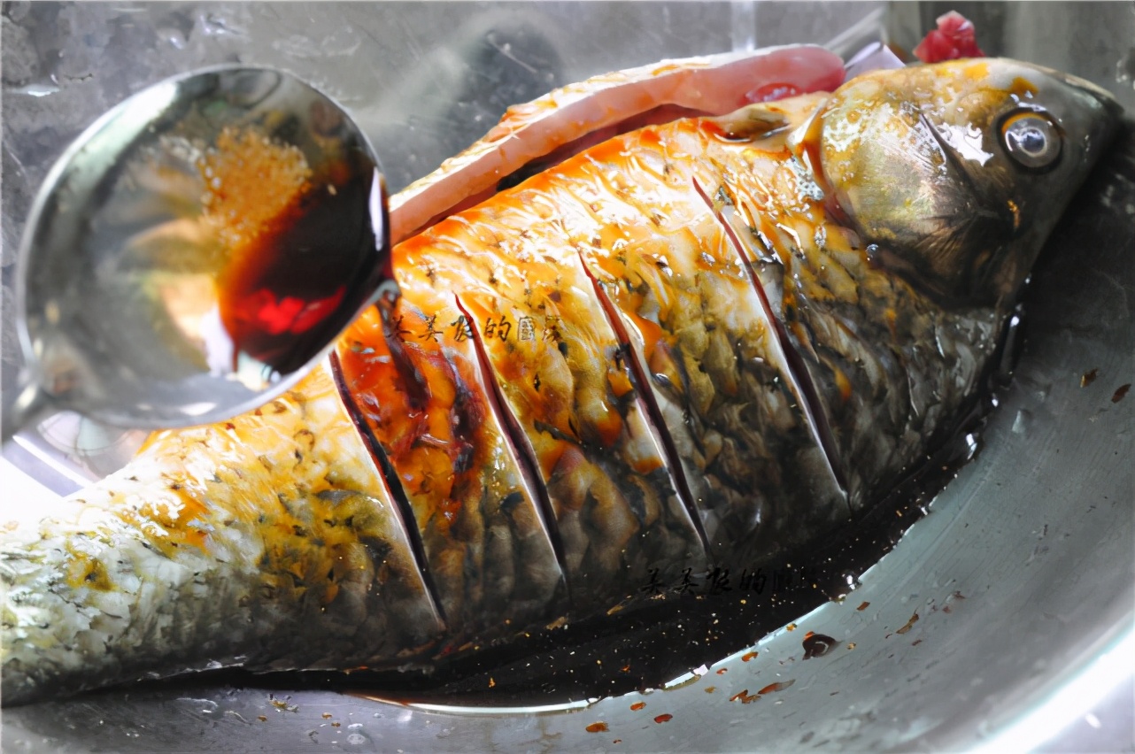 把整條魚扔進電飯鍋裡，不加油不放水，一周吃6次，餐餐都光盤