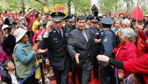 被村民欺负、遭粉丝踹门，充当老好人的大衣哥