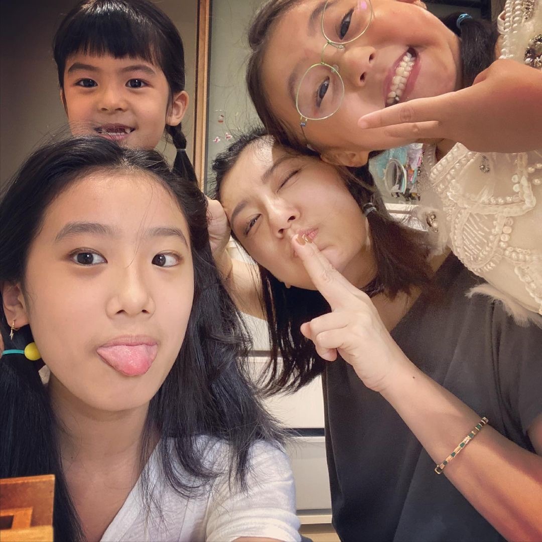 賈靜雯全家統一換髮型，修傑楷被剃成陰陽頭，梧桐妹露額頭超像媽