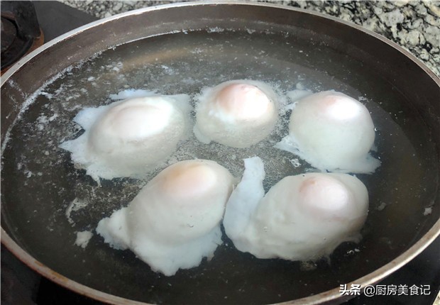 Boil the poached eggs, add 2 more steps after the water is boiled, the non-stick pan has no fishy smell, the eggs are tender and intact and do not bloom