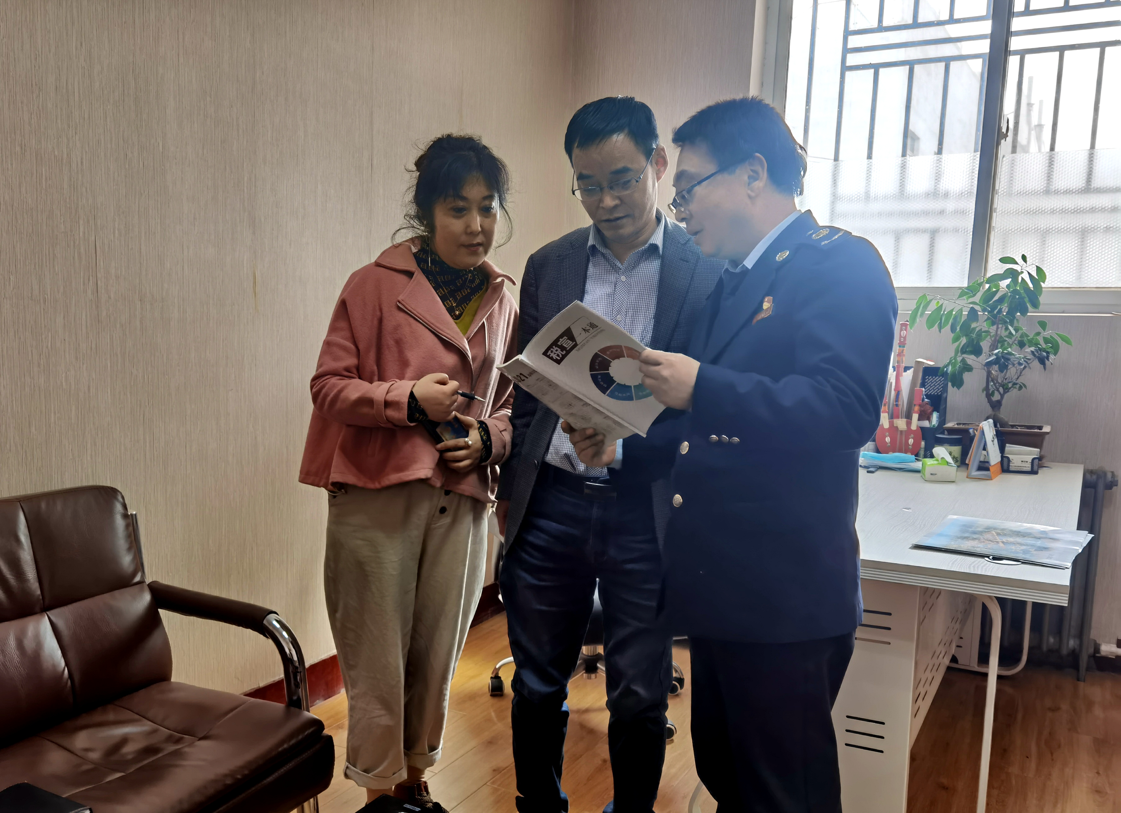 西固区税务局深入辖区企业开展税收宣传月活动