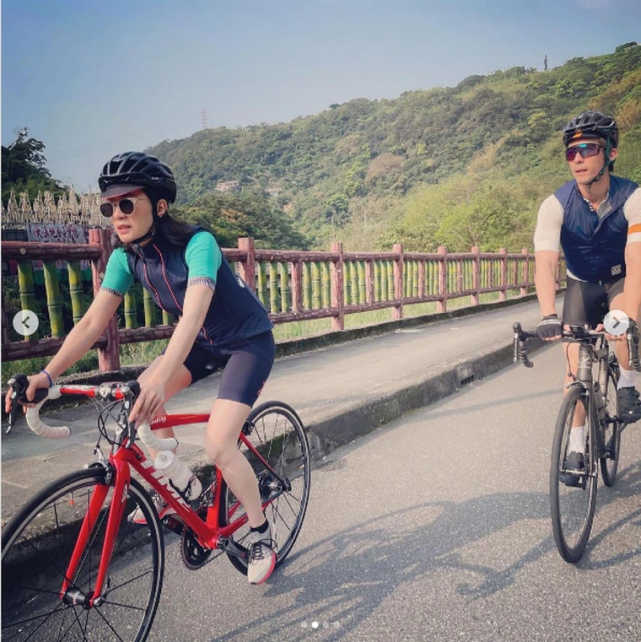 直擊修傑楷沉迷鬥牛，賈靜雯帶兩個女兒先行撤退“放生”老公