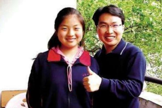15年前，小伙不畏艰难带妹妹上大学感动全国，985毕业后如今怎样