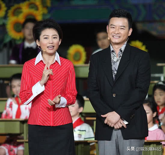 52岁王小丫近照，身体发福美貌不再，和曾经“央视一姐”判若两人
