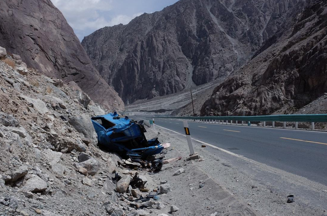 世界最危險公路？ 為修這條公路，中巴700人喪命，當初為啥要建？