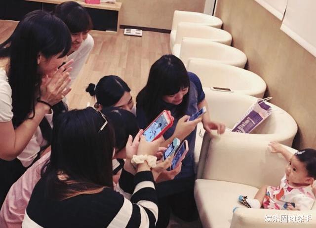 都说贾静雯女儿咘咘美，但她这几张合影，却被别人抢了“风头”？