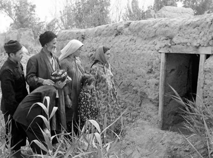 新疆老人當了17年野人，解放後擁有土地，見到毛主席想要條絨布