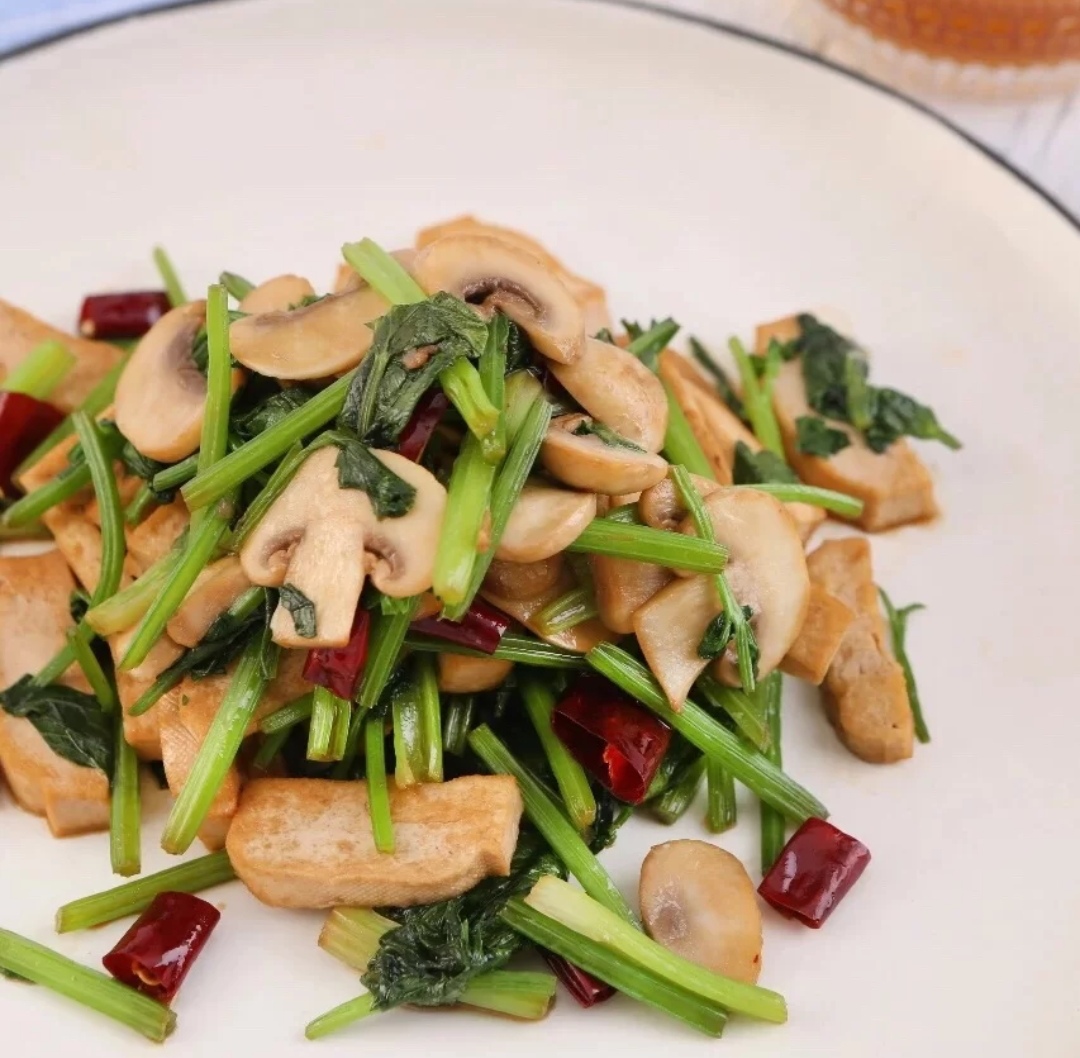Gourmet home cooking recommendations: Stir-fried tofu with celery and mushrooms, fresh and tender green beans, chili melanin chicken