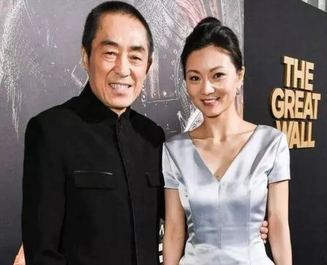 张艺谋比妻子大31岁，比丈母娘大11岁，全家合影