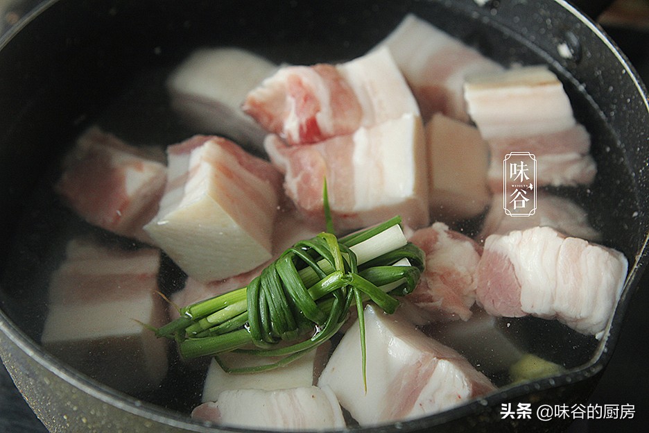 做紅燒肉時，加冷水還是熱水？ 用對方法，肉質軟爛入味無腥味