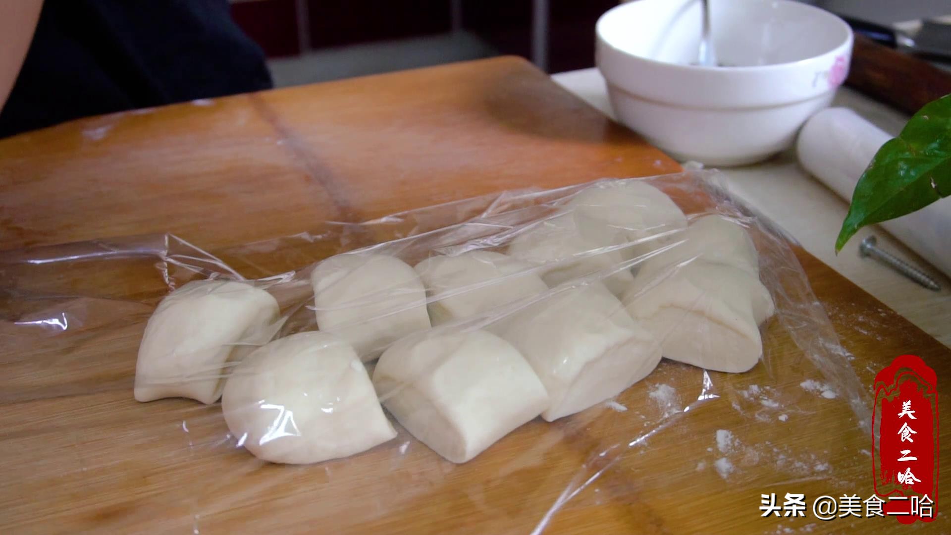 People in Shandong really know how to make sugar cakes, so they just splash the flour with boiling water. The sugar cakes are puffy and soft and delicious.