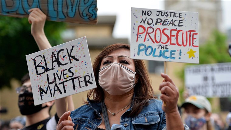 美国新冠疫情死亡突破10万，白宫被迫紧急封锁，关键时刻雪上加霜