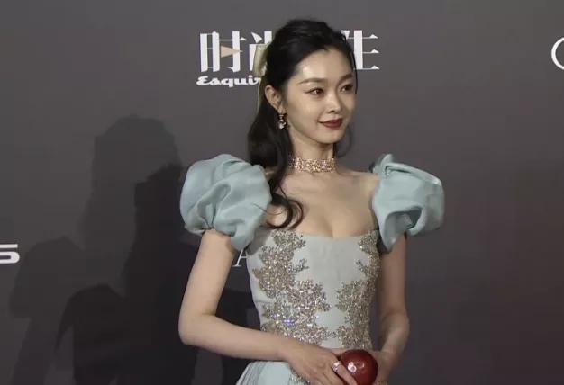时尚先生盛典镜头：杨幂大特写皮肤松弛，张雨绮笑容脸僵现鱼尾纹
