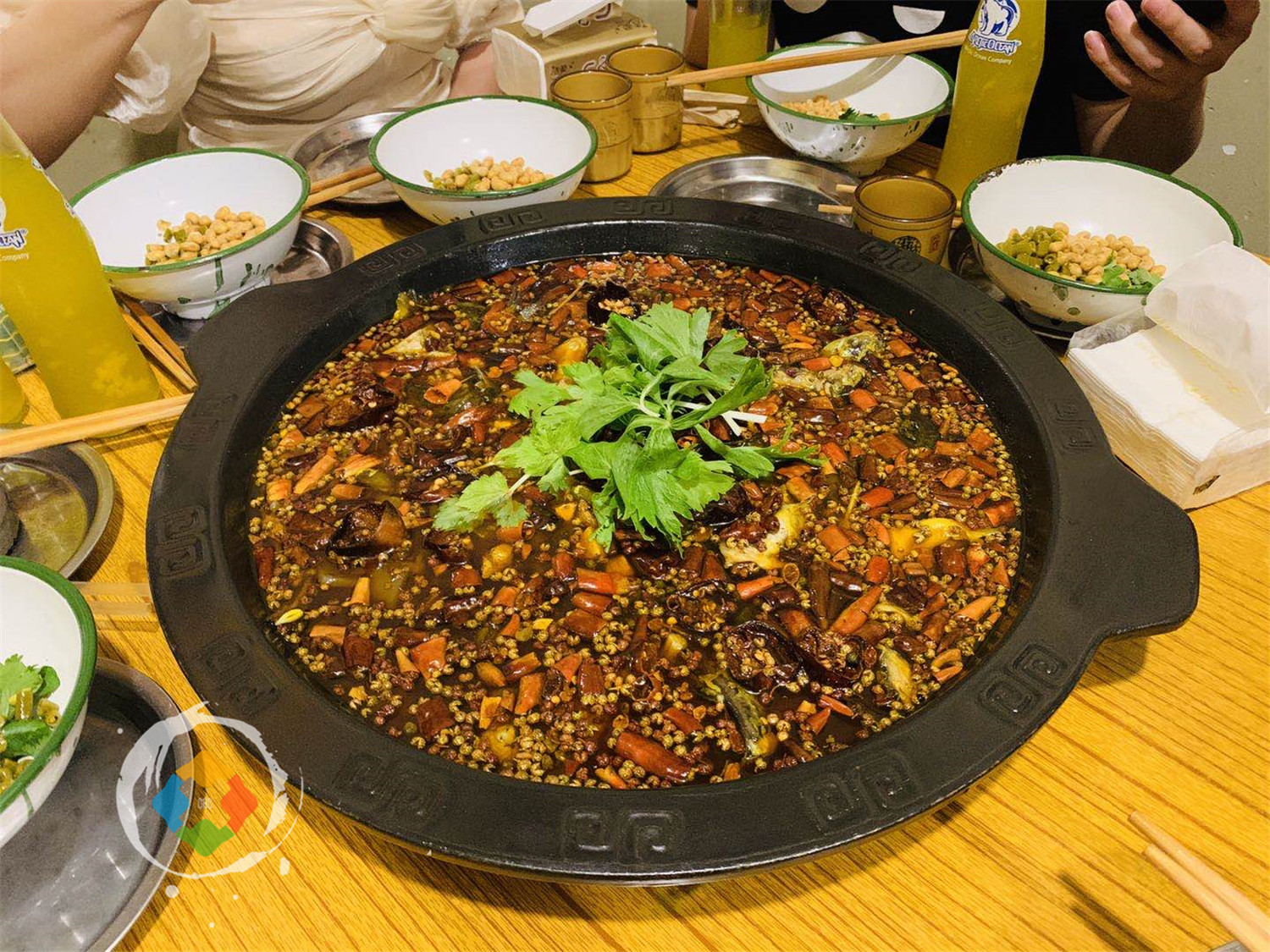 重庆九坑子的六星级苍蝇馆子，专卖黄辣丁火锅，但年轻人都不爱吃