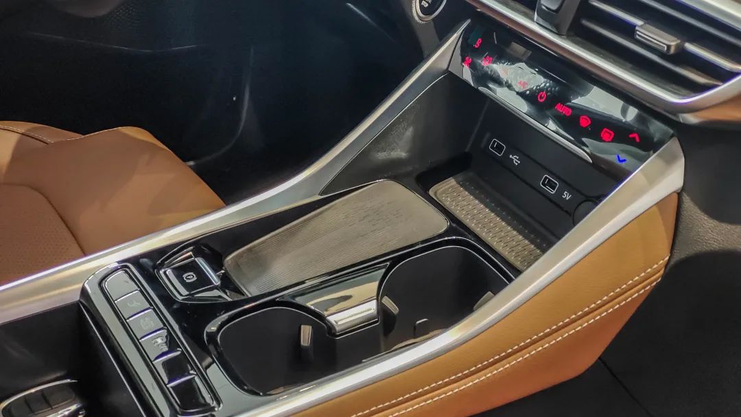 它比传祺M6强多了，堪称家用MPV中的智能担当