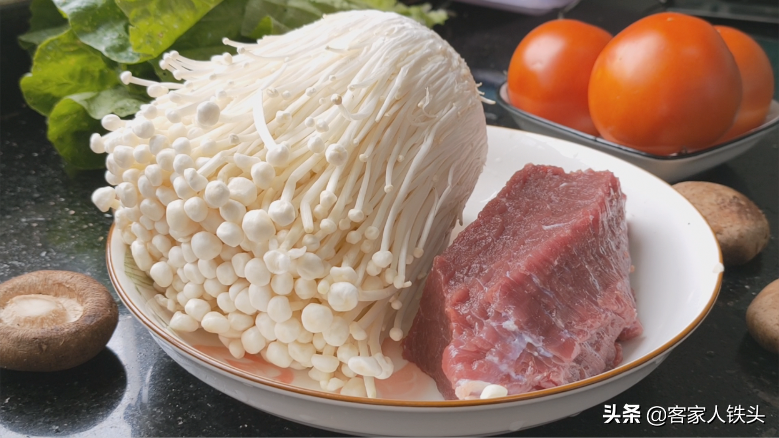 牛肉別只會炒，加一把金針菇這樣做，湯鮮肉嫩滑，比吃火鍋還過癮