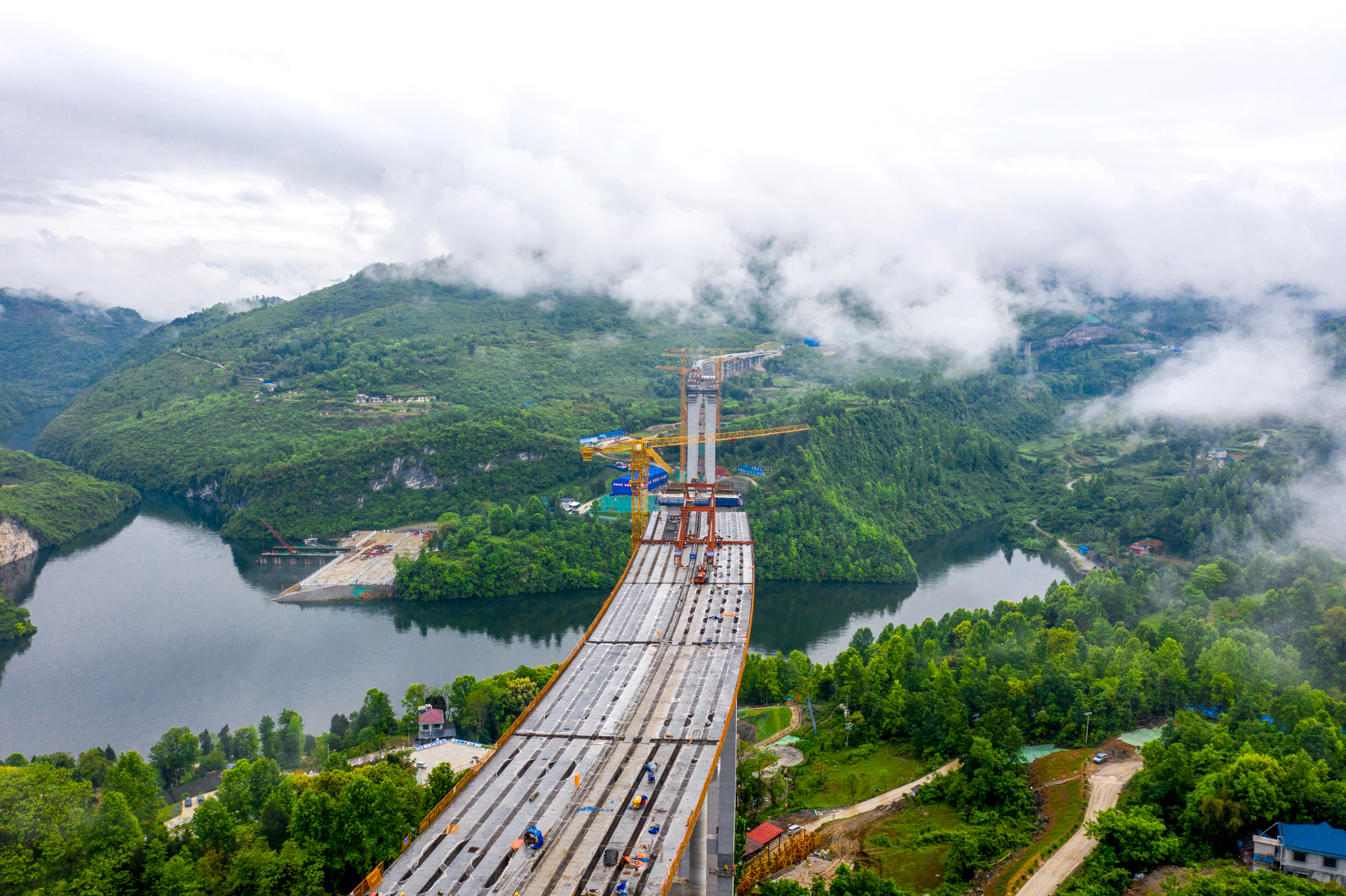 中交一公局集团贵州德余公司在建高速乌江特大桥 创同类型拱桥世界之最